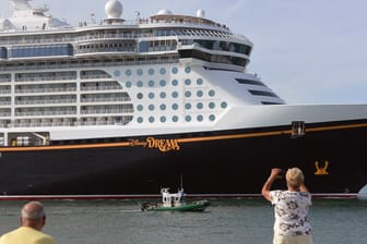 Menschen beobachten die Abfahrt der "Disney Dream": Wer den Anlauf des Kreuzfahrtschiffes in Hamburg verfolgen will, hat mehrere Möglichkeiten.