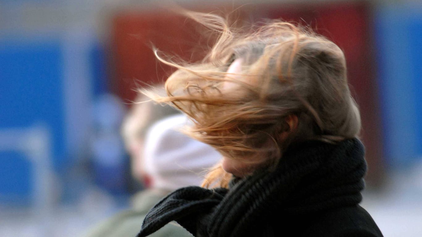 Das Haar einer Frau weht im Wind (Symbolbild): Der DWD warnt vor Windböen in Essen.