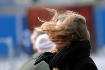 Das Haar einer Frau weht im Wind (Symbolbild): Der DWD warnt vor Windböen in Essen.