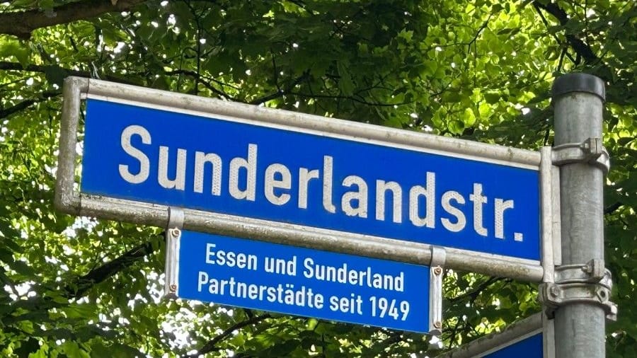 Um auf das langfristige Bestehen der Städtepartnerschaft mit Sunderland hinzuweisen, wurde unter dem Straßenschild der "Sunderlandstraße" eine Infotafel angebracht.