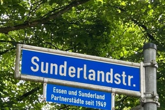 Um auf das langfristige Bestehen der Städtepartnerschaft mit Sunderland hinzuweisen, wurde unter dem Straßenschild der "Sunderlandstraße" eine Infotafel angebracht.