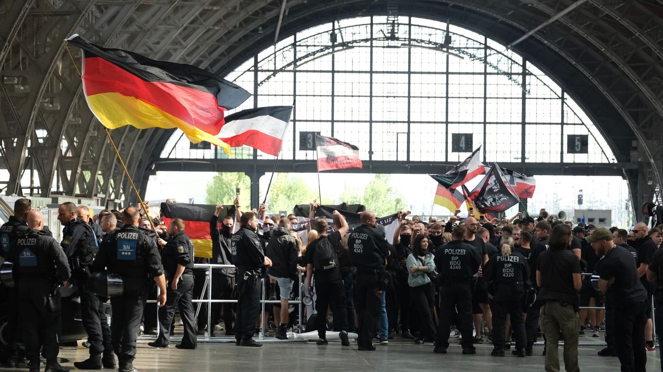 Teilnehmer einer rechtsextremen Demonstration gegen CSD Leipzig