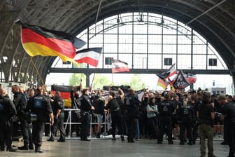 Teilnehmer einer rechtsextremen Demonstration gegen CSD Leipzig