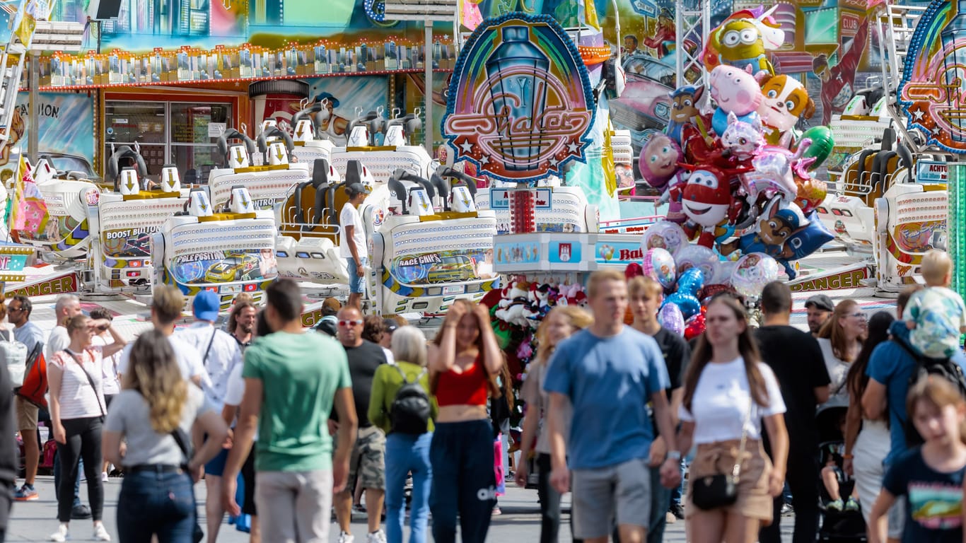 Am letzten Tag des Sommerdoms genießen die Hamburger noch einmal einen Ausflug auf das große Volksfest der Stadt.