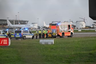 Klimaaktivisten halten sich auf einem Rollfeld des Stuttgarter Flughafens auf.