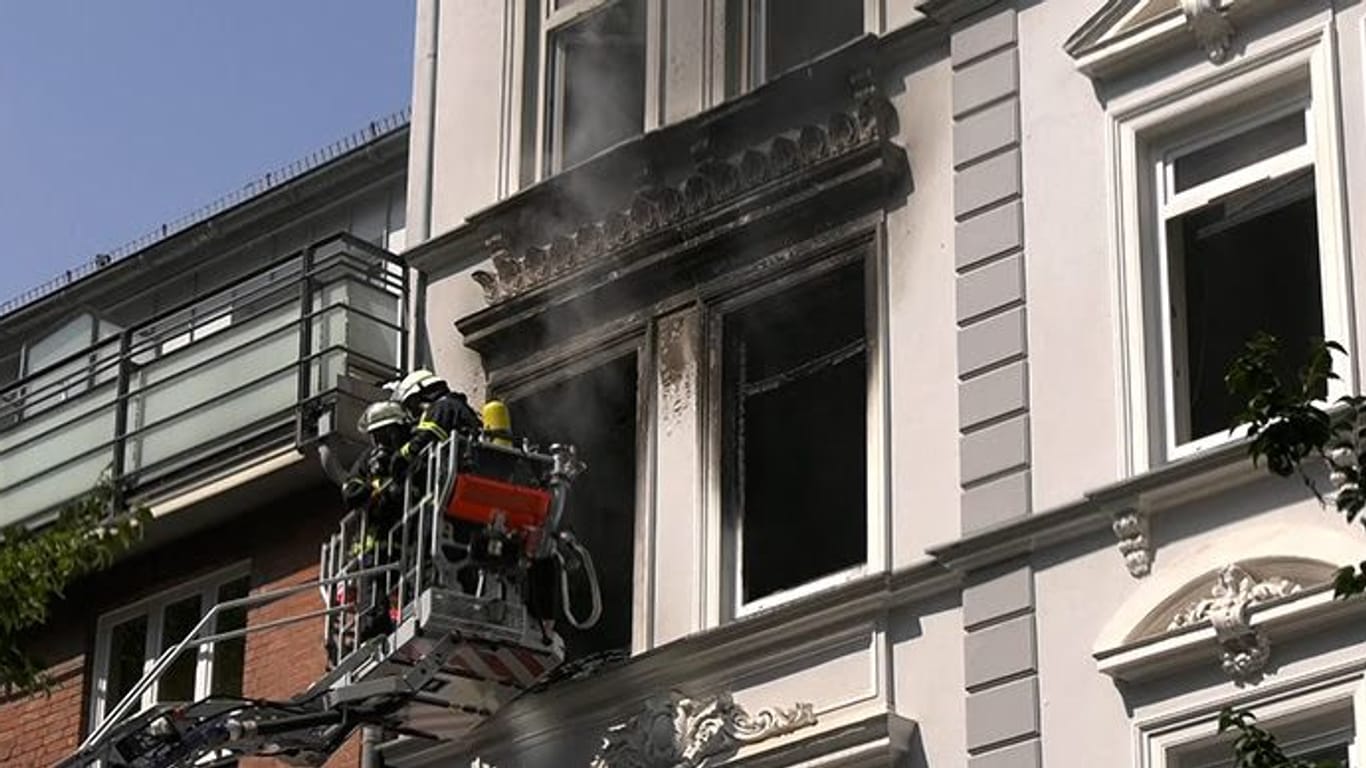 Rauch steigt aus einem Mehrfamilienhaus in der Hopfenstraße: Ein 72-jähriger Mann ist bei dem Brand gestorben.