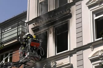 Rauch steigt aus einem Mehrfamilienhaus in der Hopfenstraße: Ein 72-jähriger Mann ist bei dem Brand gestorben.