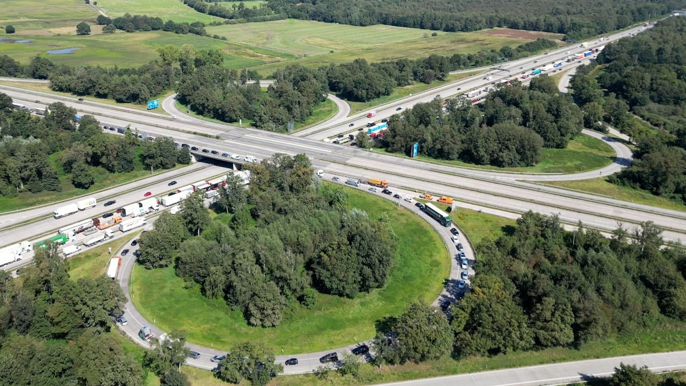 Stau, wohin das Auge reicht: Weil Klimaaktivsten erfolgreich vor Gericht geklagt hatten, musste die Autobahn voll gesperrt werden.