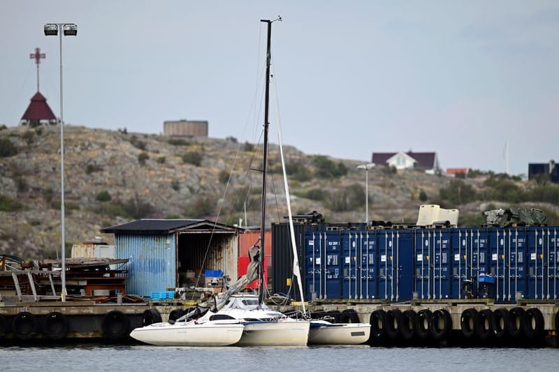 Ein Segelboot liegt an der schwedischen Insel Öckerö, nachdem ein Mann im Kattegat in der Gemeinde Öckerö, etwa 25 Kilometer außerhalb der äußersten Inseln des Göteborger Archipels, aus dem Meer geborgen wurde.