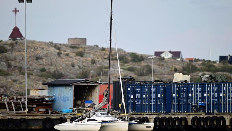 Ein Segelboot liegt an der schwedischen Insel Öckerö, nachdem ein Mann im Kattegat in der Gemeinde Öckerö, etwa 25 Kilometer außerhalb der äußersten Inseln des Göteborger Archipels, aus dem Meer geborgen wurde.