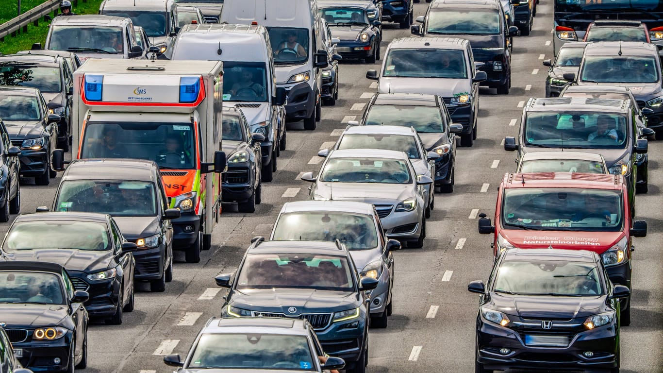 Stau im Berufsverkehr: Autofahrer sollten in den kommenden Tagen viel Zeit und gedulg mitbringen.