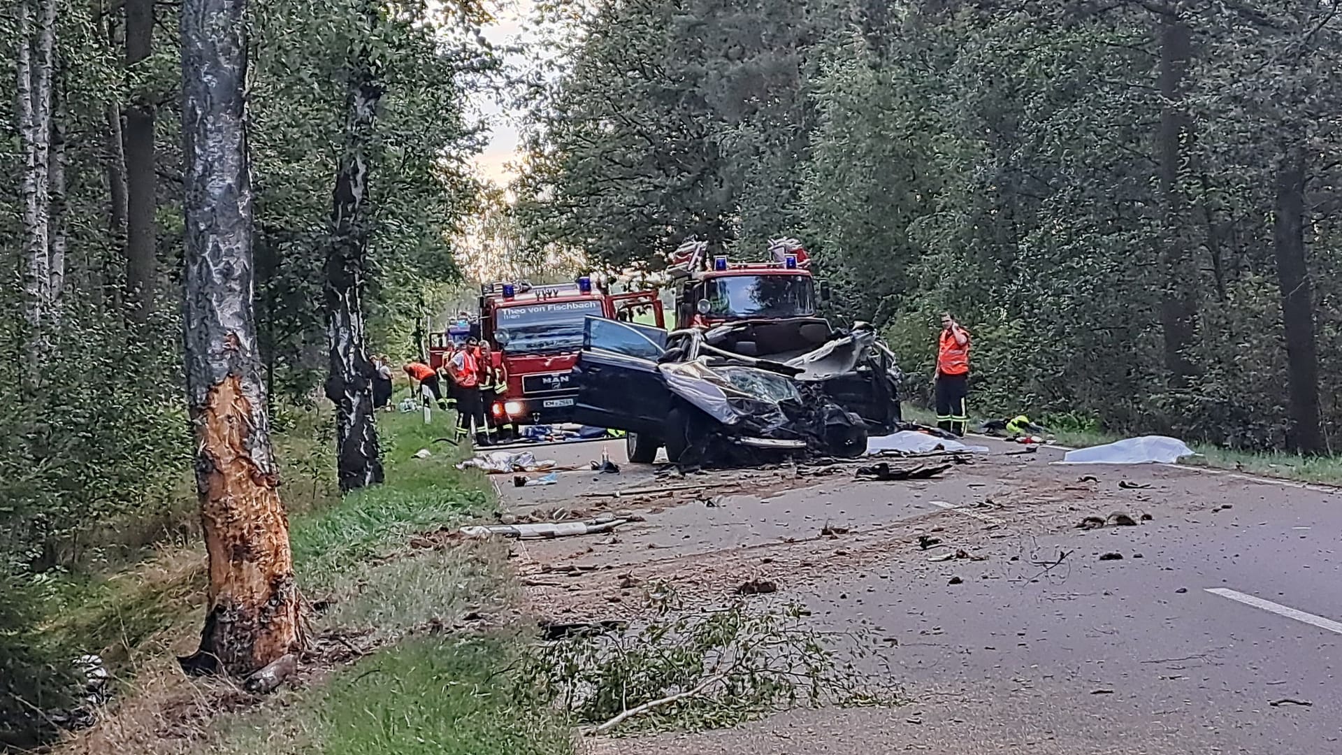 Die Unfallstelle: Der Audi wurde bei dem Aufprall komplett zerstört.