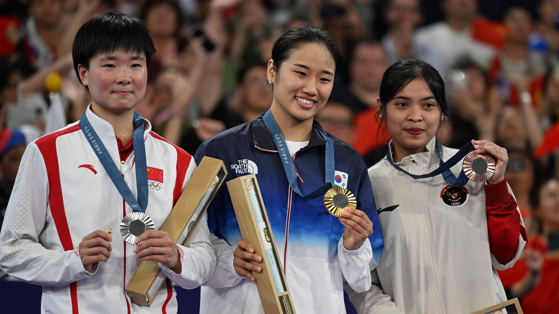 He Bingjiao, An Se-young und Gregoria Mariska (v. r. n. l.): Die Medaillengewinnerinnen im Badminton.