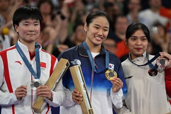 He Bingjiao, An Se-young und Gregoria Mariska (v. r. n. l.): Die Medaillengewinnerinnen im Badminton.