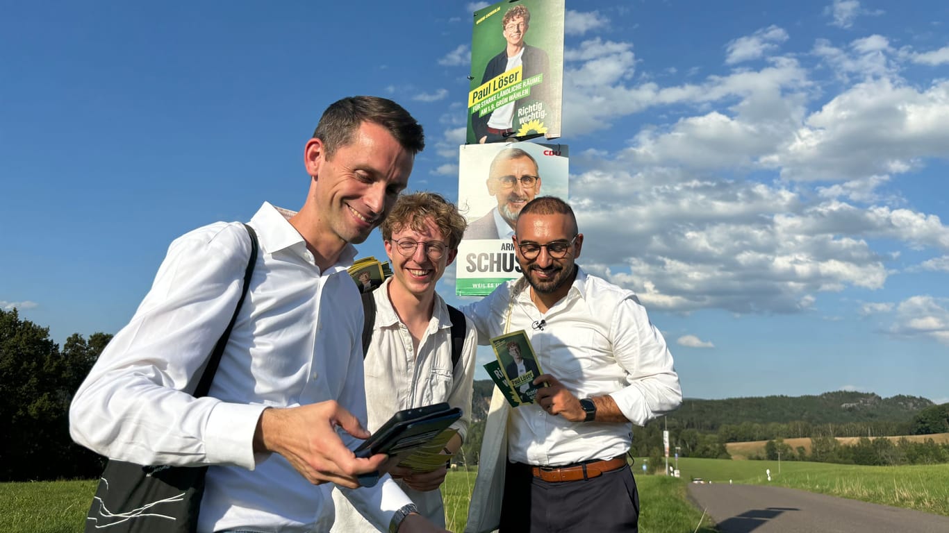 Kassem Taher Saleh (r.) mit seinem Bundestagskollegen Andreas Audretsch (l.) und Landtagskandidat Paul Löser: Wahlkampf in der Sächsischen Schweiz.