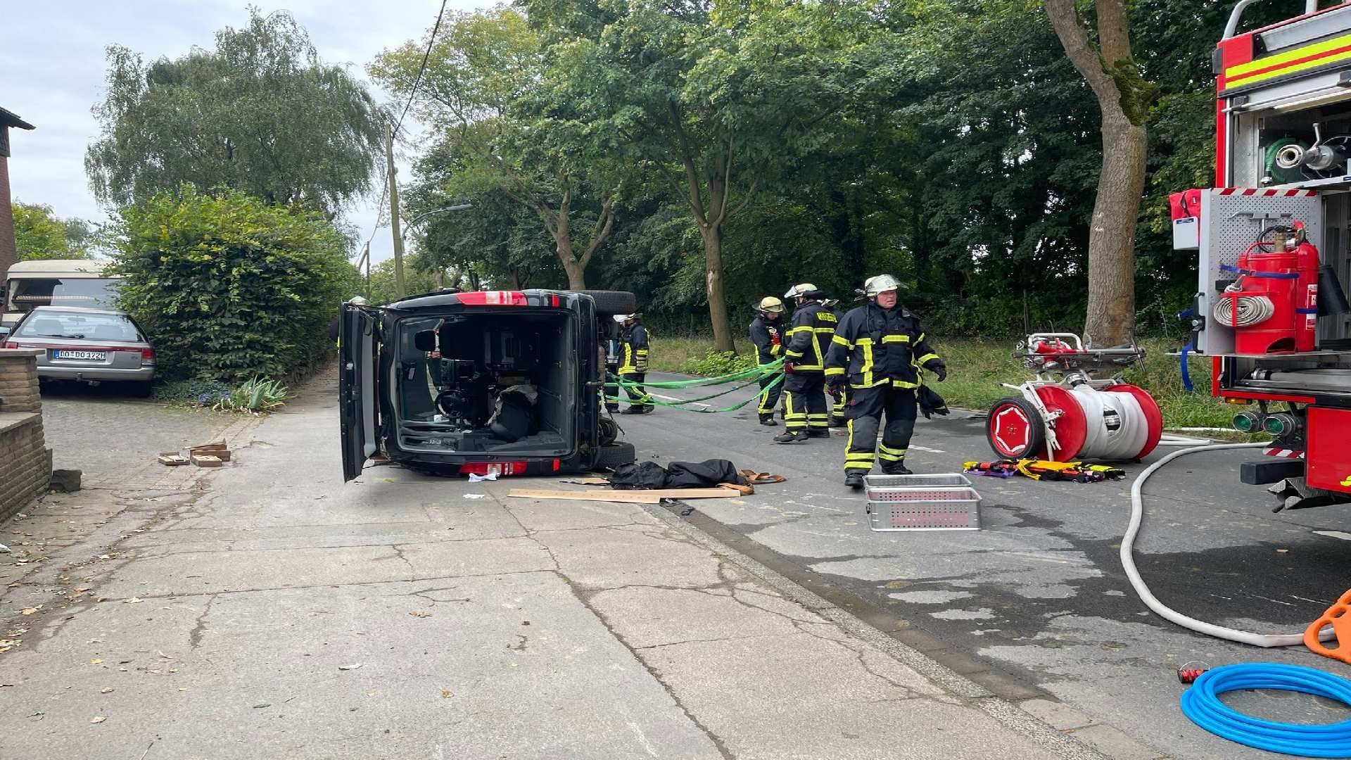 Ein auf der Seite liegender Mercedes: Nach einem Unfall musste eine Frau aus ihrem Fahrzeug befreit werden.