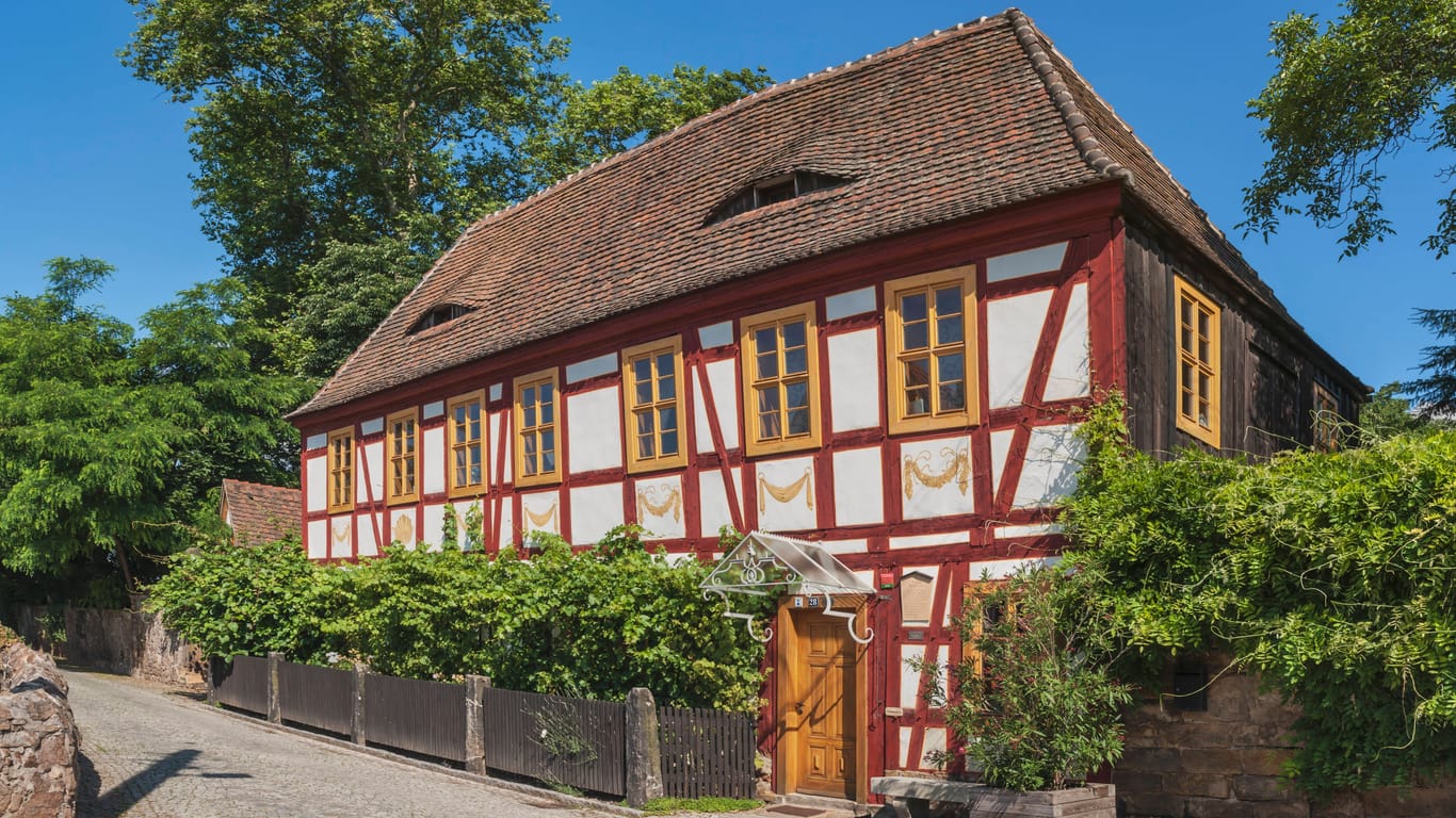 Das Haus Lorenz mit Vorgartenfriedung: Es ist eines der Winzerhäuser der Lößnitz im Radebeuler Stadtteil Oberlößnitz