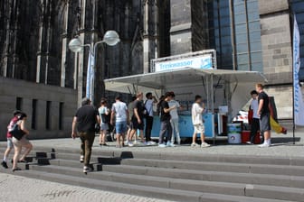 Roncalliplatz: An einem Getränkestand wird kostenlos Leitungswasser verteilt.