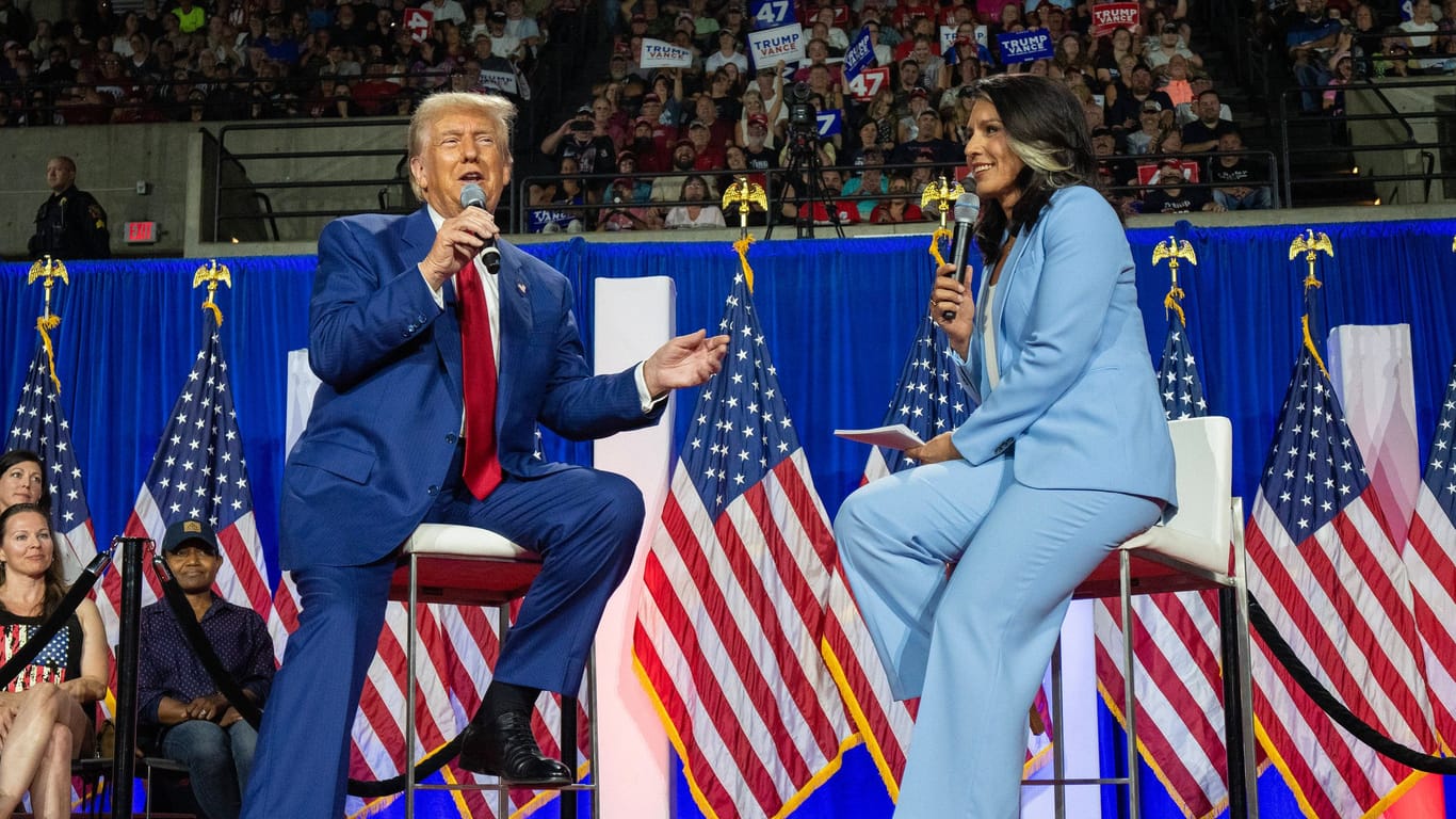 Donald Trump mit der Politikerin Tulsi Gabbard bei einem Wahlkampfauftritt in Wisconsin am Donnerstag.