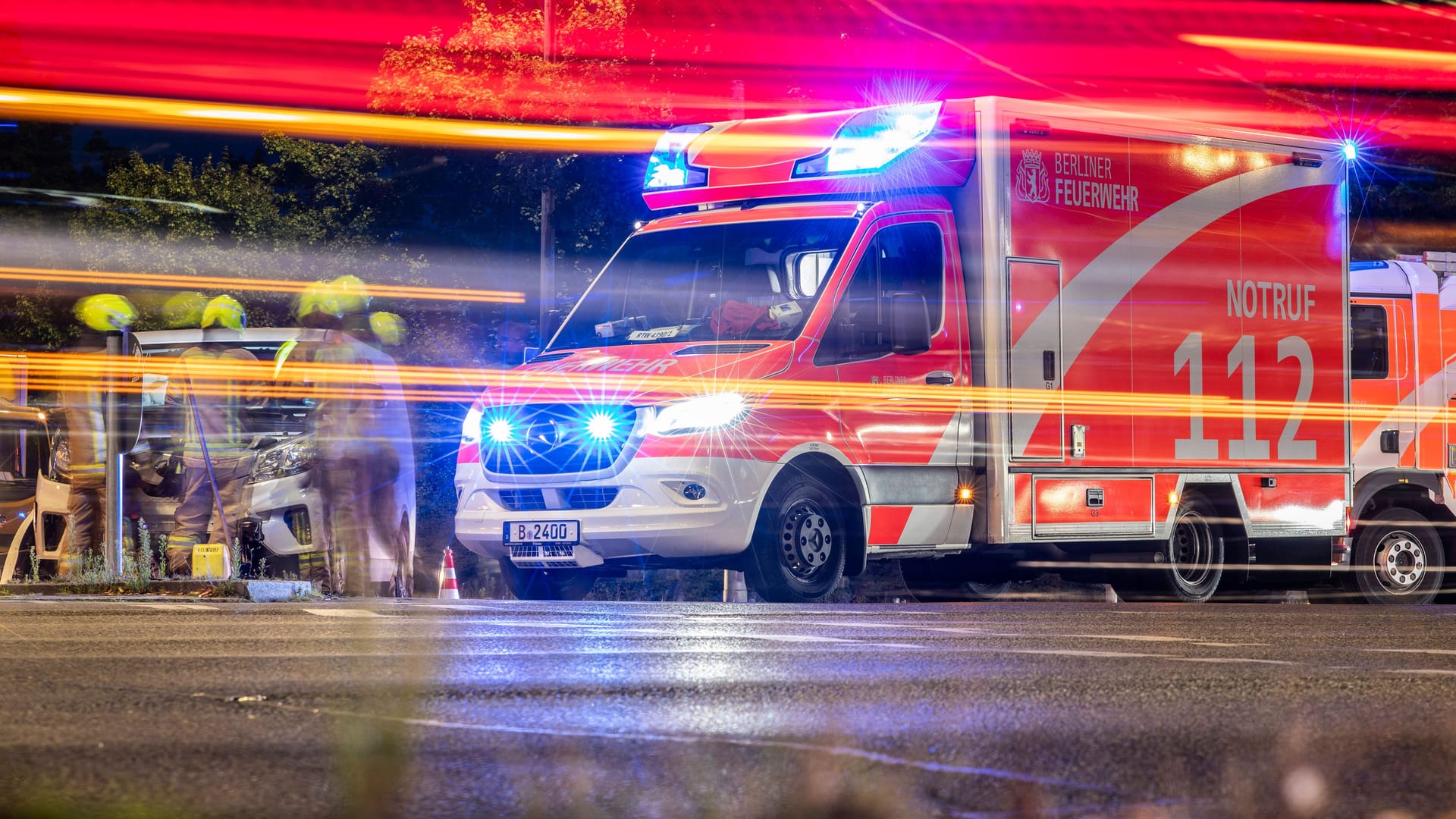 Einsatzkräfte der Feuerwehr (Archivbild): Nach einer Explosion in einer Fleischerei wurden zwei Männer gefasst.