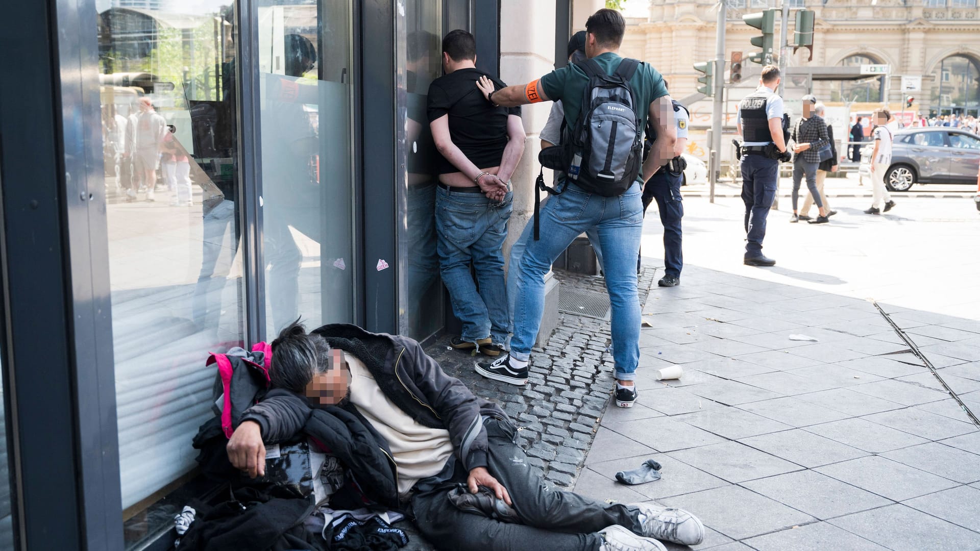 Polizisten greifen bei einer Schlägerei im Frankfurter Bahnhofsviertel ein (Archivbild): Die Stadt erhielt vor der EM Aufmerksamkeit über die Landesgrenzen hinaus.