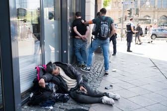 Polizisten greifen bei einer Schlägerei im Frankfurter Bahnhofsviertel ein (Archivbild): Die Stadt erhielt vor der EM Aufmerksamkeit über die Landesgrenzen hinaus.