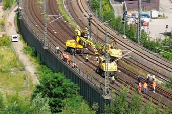 Bagger steht in Schräglage: An der Bahnstrecke in Hamburg ist ein Bagger bei Arbeiten entgleist.