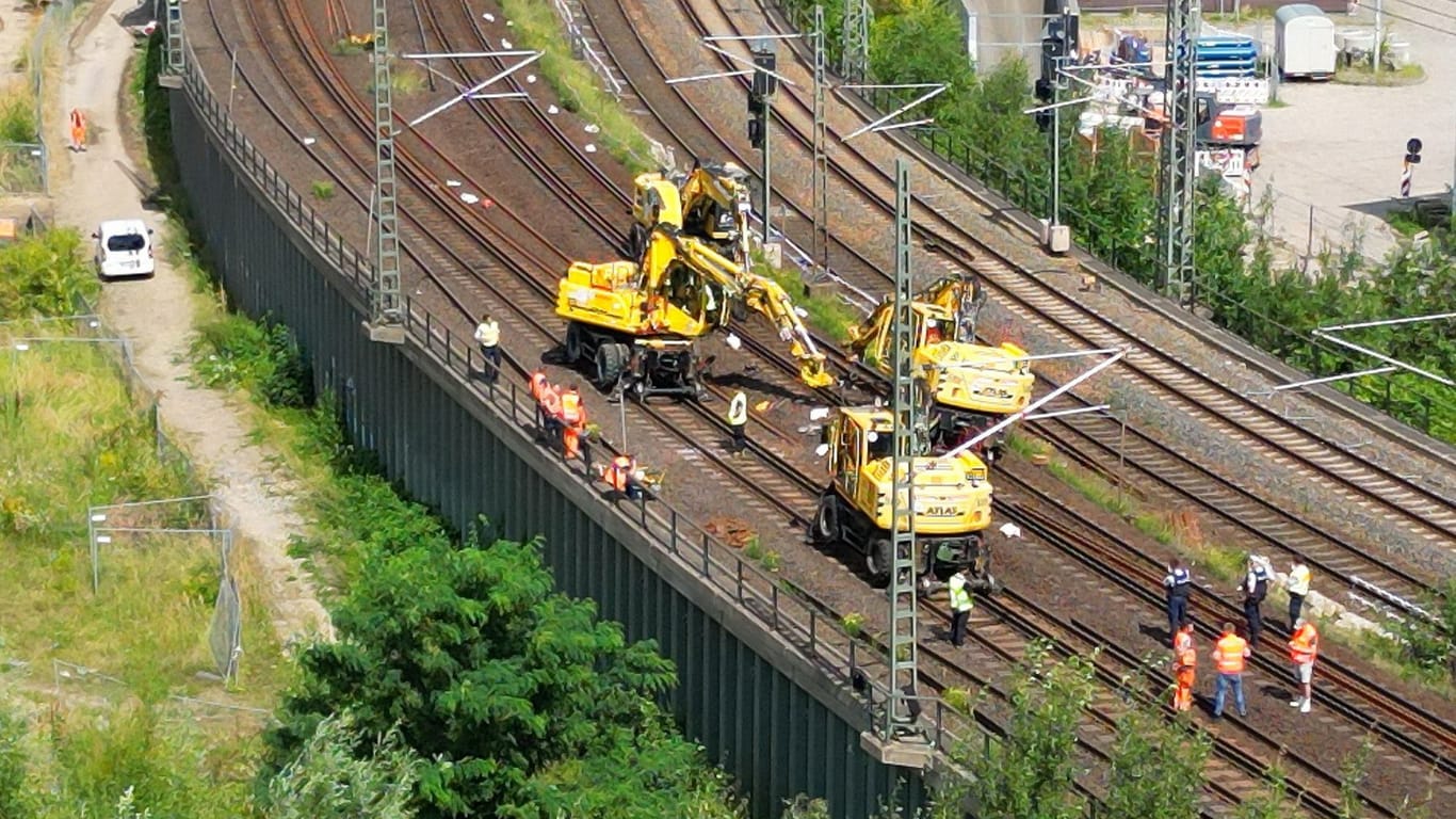 Bagger steht in Schräglage: An der Bahnstrecke in Hamburg ist ein Bagger bei Arbeiten entgleist.