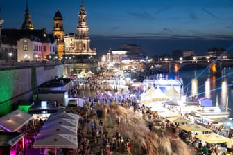 Besucher beim Dresdner Stadtfest 2023 vor der Kulisse der Altstadt am Terrassenufer.