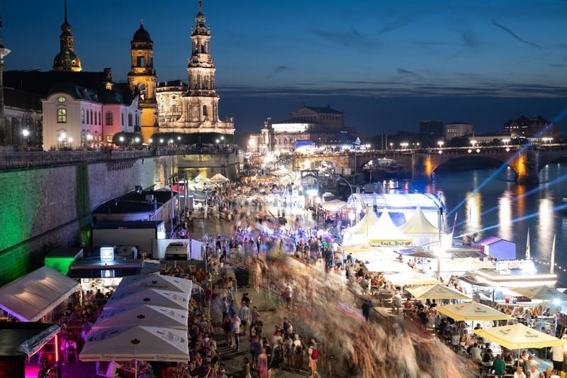 Besucher beim Dresdner Stadtfest 2023 vor der Kulisse der Altstadt am Terrassenufer.