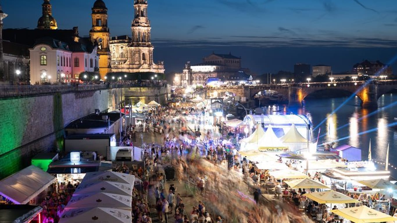 Besucher beim Dresdner Stadtfest 2023 vor der Kulisse der Altstadt am Terrassenufer.