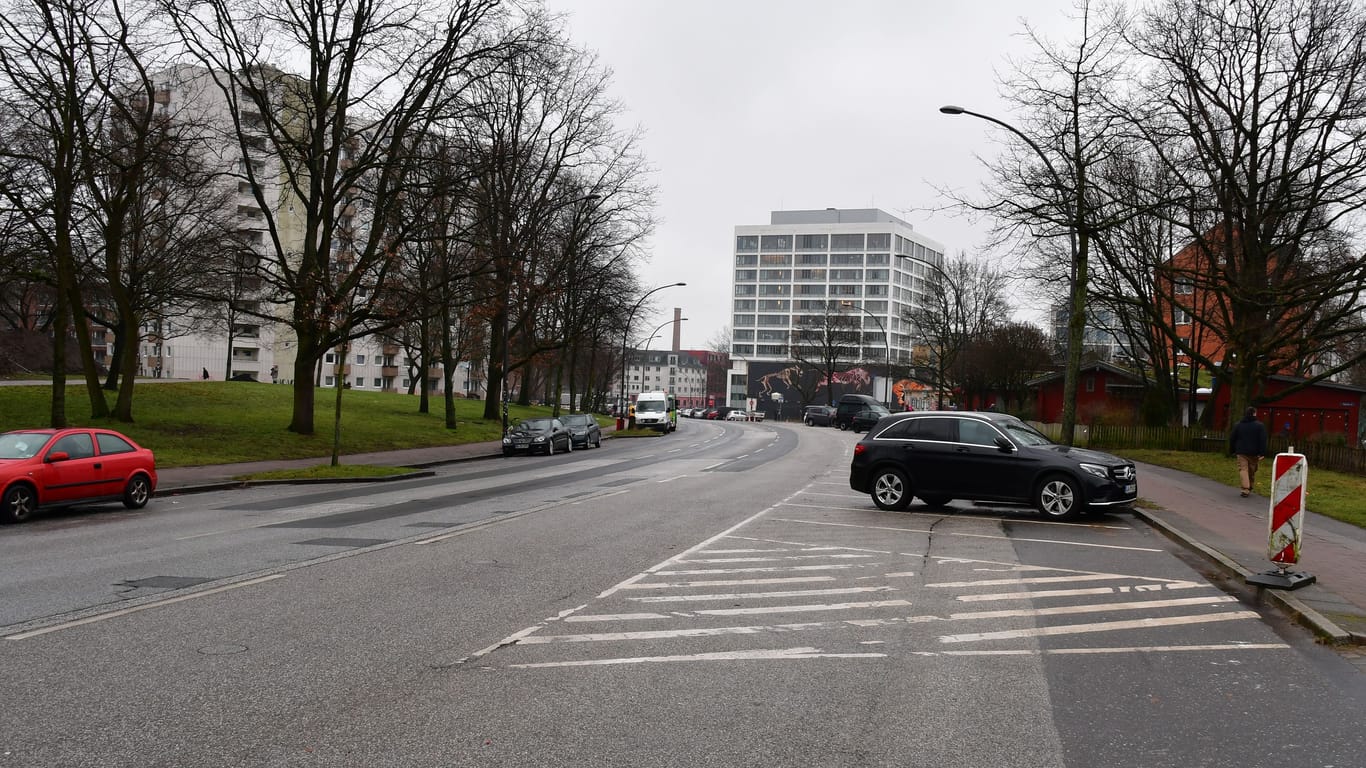 So sah die Straße vor dem Umbau aus: Drei Spuren Einbahnstraße und zahlreiche Parkplätze.