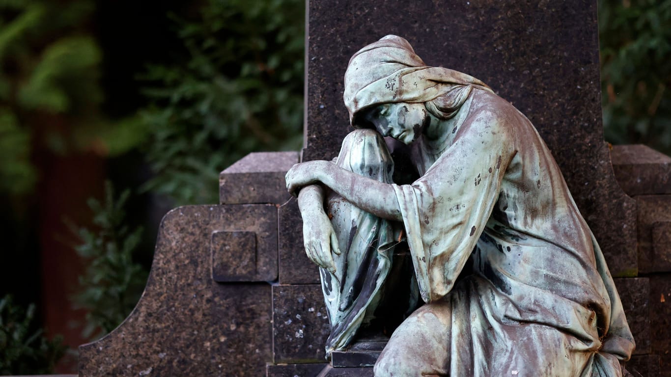 Grabfigur auf einem Friedhof (Symbolfoto): Ein Bestatter aus Zirndorf ist am Mittwoch wegen Urkundenfälschung verurteilt worden.