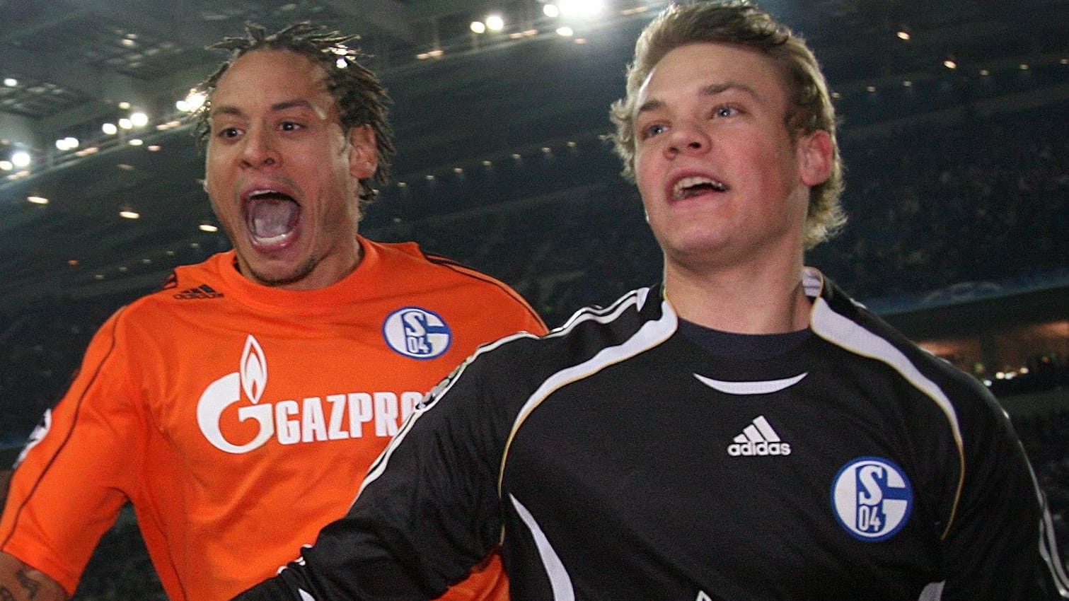 Manuel Neuer (r.) feiert mit Jermaine Jones: Schalke triumphierte in Porto.