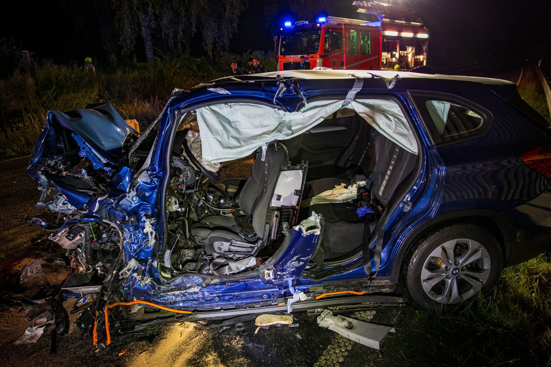 Nach bisherigen Erkenntnissen der Polizei war ein 19-jähriger Mann aus Hofheim/Taunus mit seinem Mercedes Vito in Richtung Frankfurt unterwegs, als er etwa einen Kilometer nach der Anschlussstelle Dortelweil ein vorausfahrendes Fahrzeug überholte. Dabei kollidierte er frontal mit einem entgegenkommenden BMW X1, der von einer 44-jährigen Frau aus Niddatal gesteuert wurde. Diese und ihre 11-jährige Tochter erlitten bei dem Zusammenstoß schwere Verletzungen. Die Fahrerin wurde in ihrem Fahrzeug eingeklemmt und musste von der Feuerwehr befreit werden. Dazu öffneten die Einsatzkräfte das Fahrzeug mit einer großflächigen Seitenöffnung, um die Rettung so schonend wie möglich durchzuführen.Zwei weitere Fahrzeuge, ein Daimler C200 und ein Chevrolet Spark, die hinter dem BMW in Richtung Dortelweil unterwegs waren, konnten nicht mehr rechtzeitig bremsen und fuhren in die beiden verunfallten Autos.