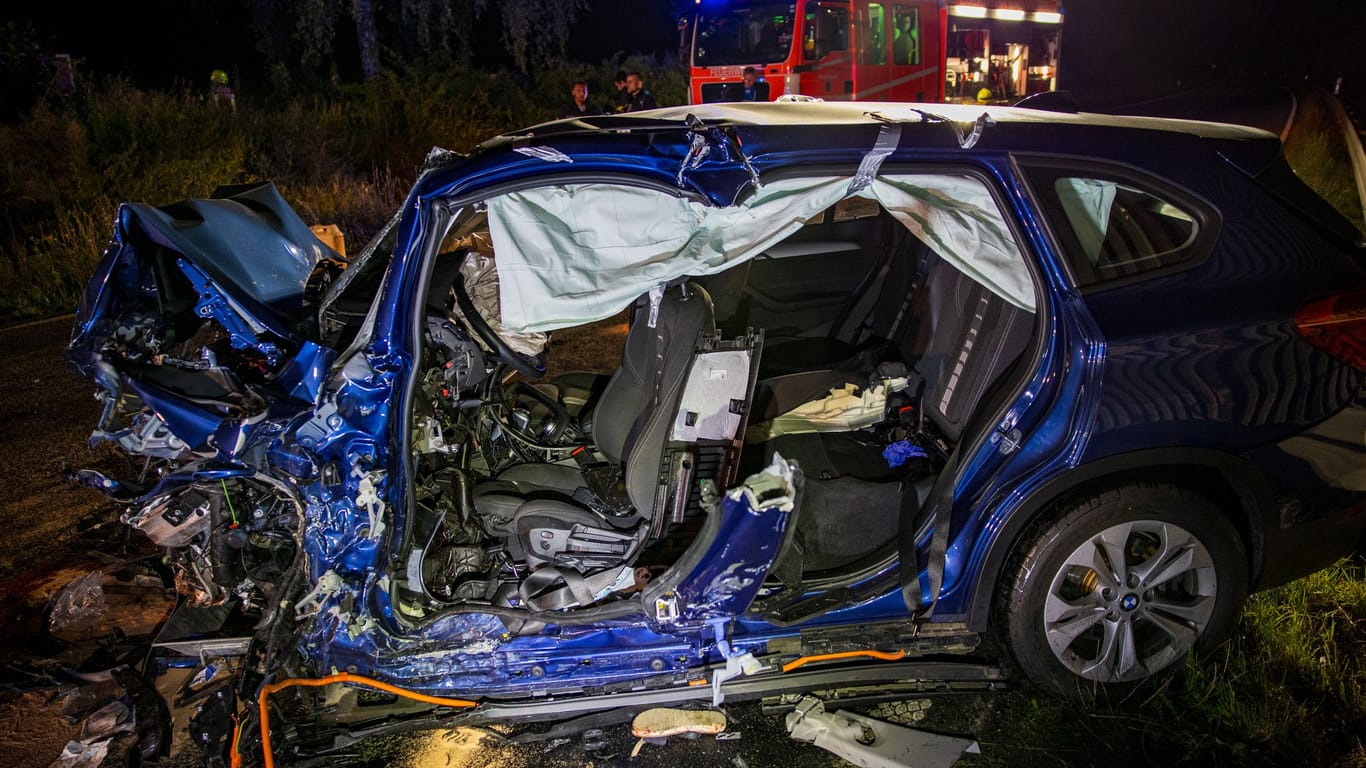 Nach bisherigen Erkenntnissen der Polizei war ein 19-jähriger Mann aus Hofheim/Taunus mit seinem Mercedes Vito in Richtung Frankfurt unterwegs, als er etwa einen Kilometer nach der Anschlussstelle Dortelweil ein vorausfahrendes Fahrzeug überholte. Dabei kollidierte er frontal mit einem entgegenkommenden BMW X1, der von einer 44-jährigen Frau aus Niddatal gesteuert wurde. Diese und ihre 11-jährige Tochter erlitten bei dem Zusammenstoß schwere Verletzungen. Die Fahrerin wurde in ihrem Fahrzeug eingeklemmt und musste von der Feuerwehr befreit werden. Dazu öffneten die Einsatzkräfte das Fahrzeug mit einer großflächigen Seitenöffnung, um die Rettung so schonend wie möglich durchzuführen.Zwei weitere Fahrzeuge, ein Daimler C200 und ein Chevrolet Spark, die hinter dem BMW in Richtung Dortelweil unterwegs waren, konnten nicht mehr rechtzeitig bremsen und fuhren in die beiden verunfallten Autos.