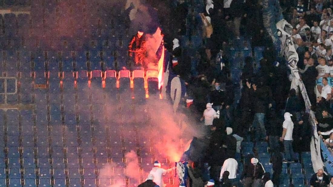 Anhänger von Hansa Rostock präsentieren 2017 ein gestohlenes Hertha-Banner, daraufhin eskaliert die Lage.