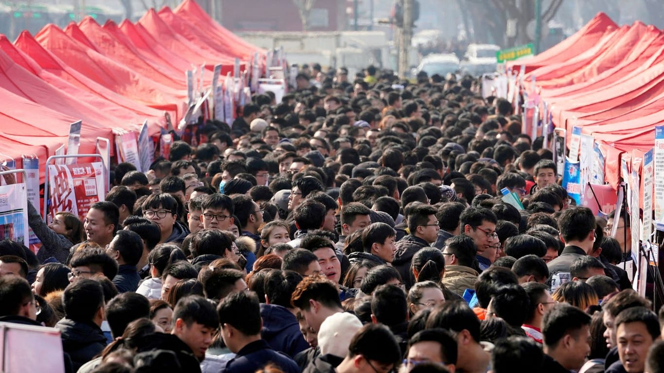 Arbeitssuchende auf einem Markt in Shijiazhuang (Archivbild): Fast jeder fünfte junge Mensch in China hat keinen Job.