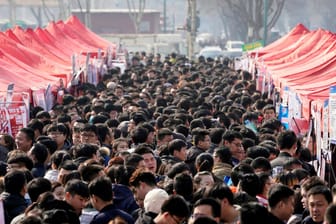 Arbeitssuchende auf einem Markt in Shijiazhuang (Archivbild): Fast jeder fünfte junge Mensch in China hat keinen Job.