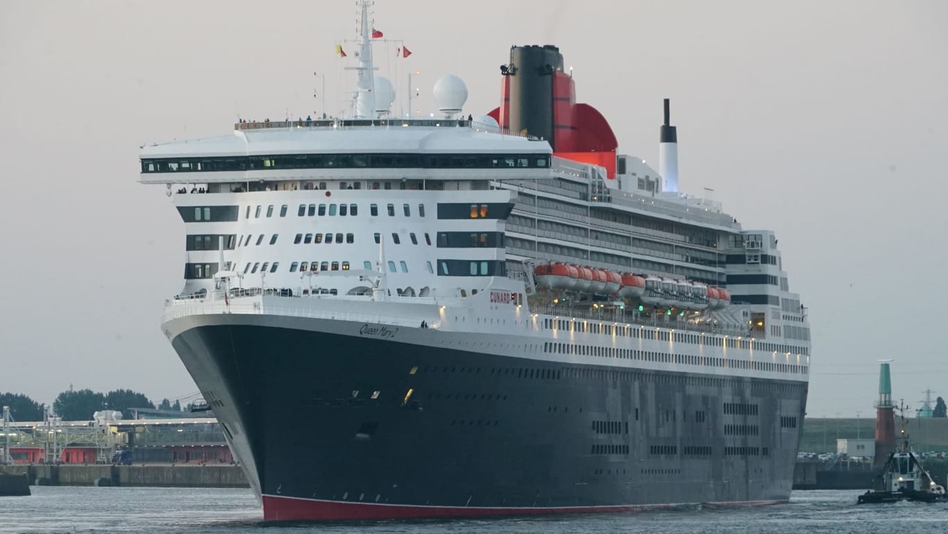 Das Kreuzfahrtschiff Queen Mary 2 im Hamburger Hafen: Es fasst über 2.600 Passagiere.