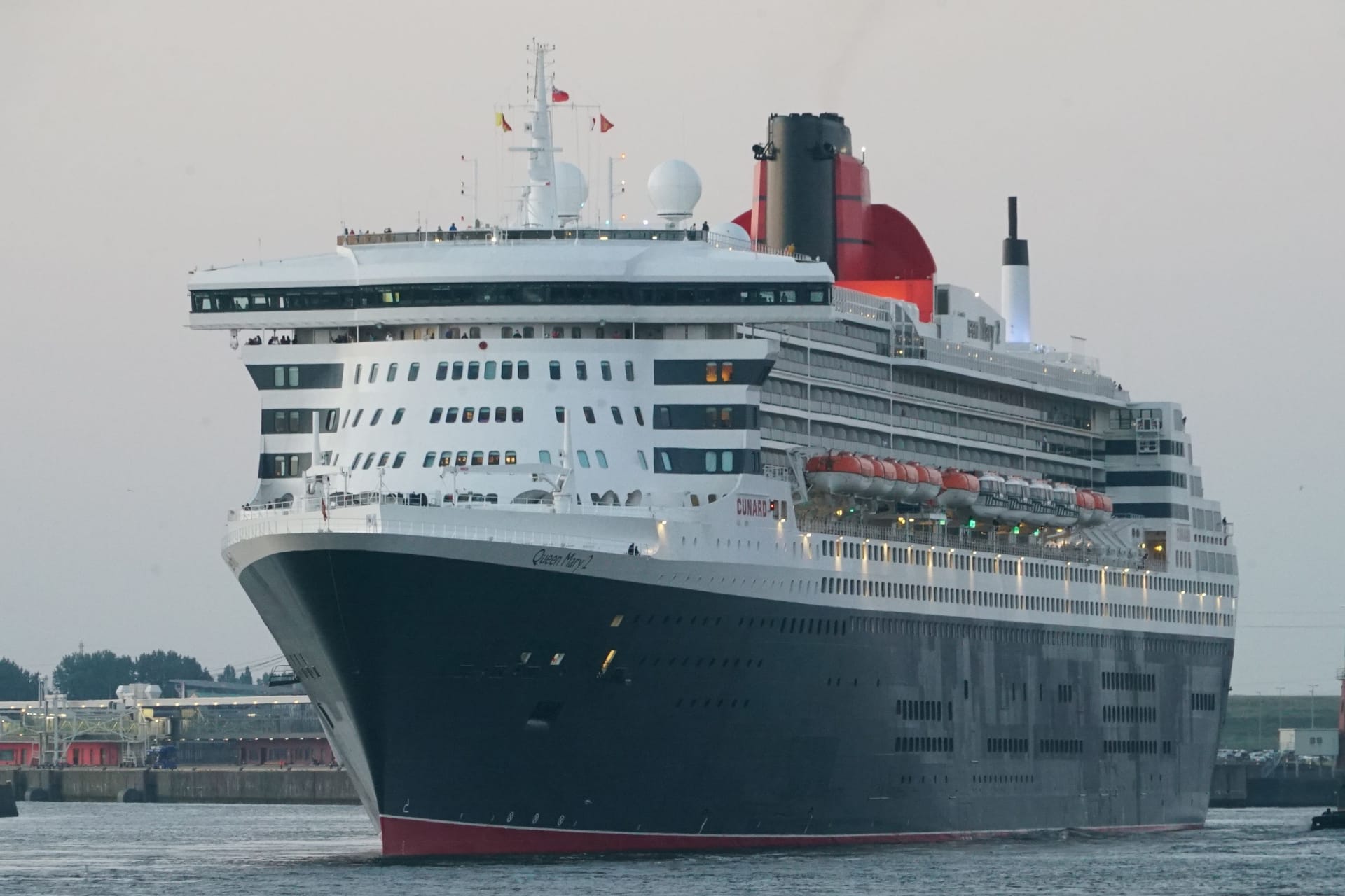 Das Kreuzfahrtschiff Queen Mary 2 im Hamburger Hafen: Es fasst über 2.600 Passagiere.