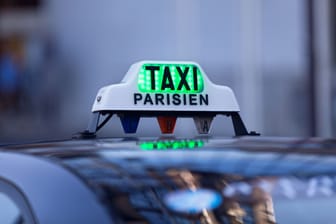 Ein Taxi in Paris (Symbolbild): Ein Taxifahrer soll einen Olympia-Offiziellen abgezockt haben.