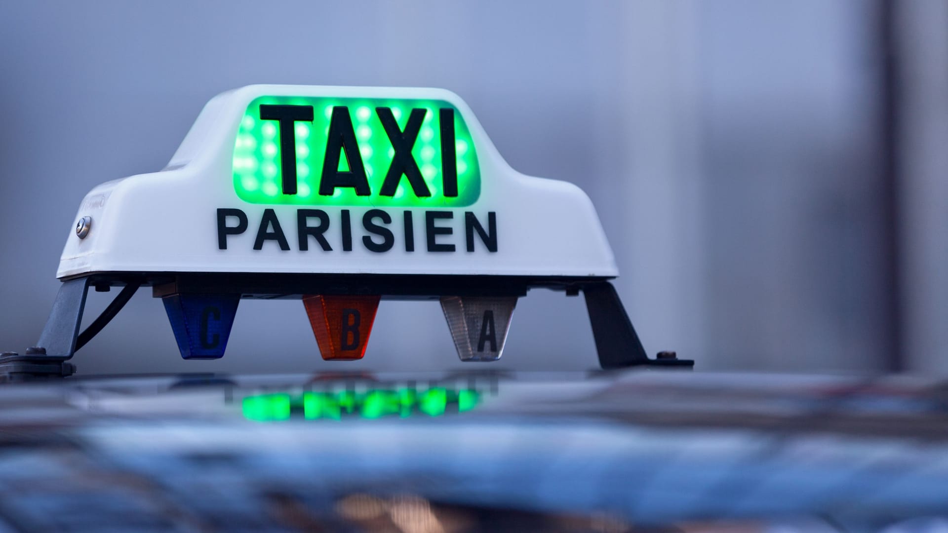 Ein Taxi in Paris (Symbolbild): Ein Taxifahrer soll einen Olympia-Offiziellen abgezockt haben.