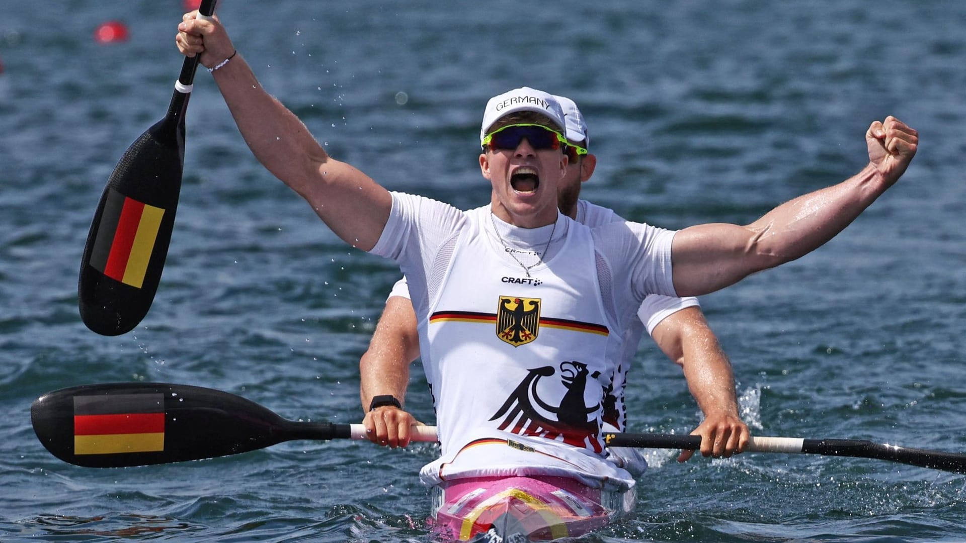 Jacob Schopf und Max Lemke feiern: Die beiden Kanuten dürfen sich nun Doppel-Olympiasieger in Paris nennen.