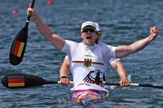 Jacob Schopf und Max Lemke feiern: Die beiden Kanuten dürfen sich nun Doppel-Olympiasieger in Paris nennen.