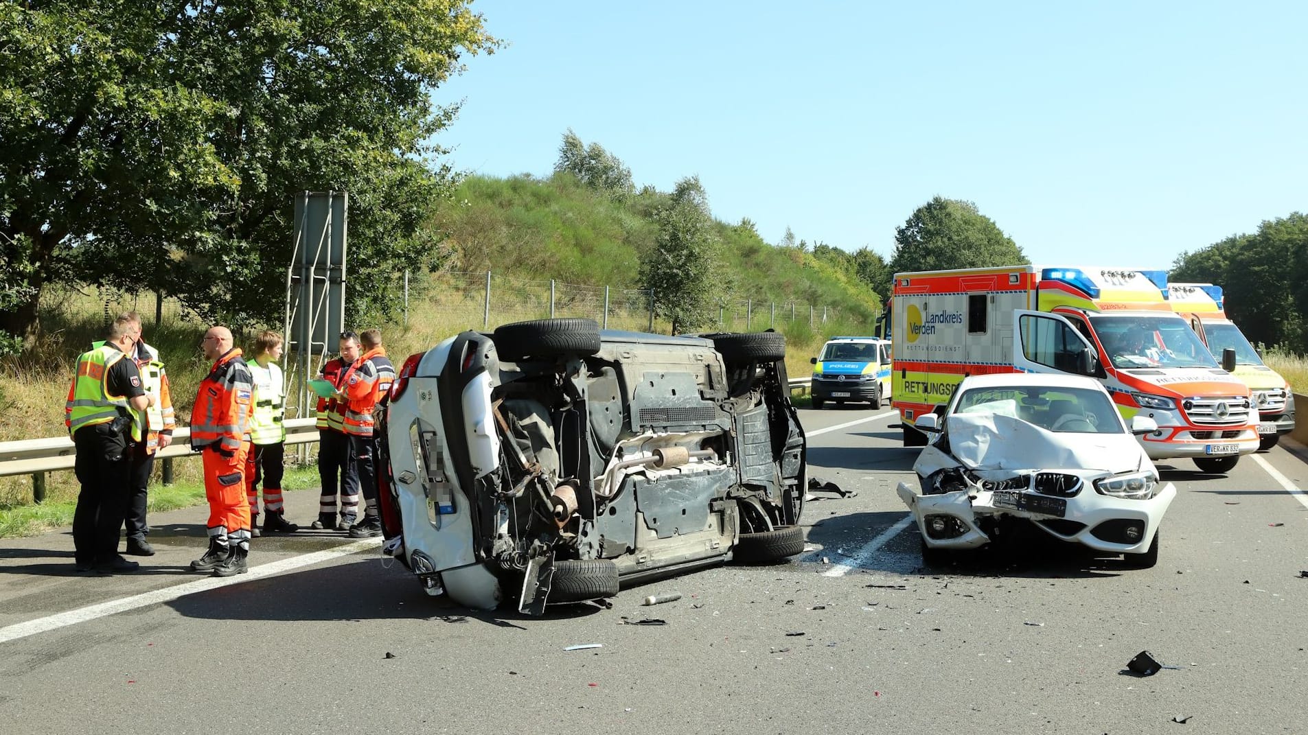 An einem Stauende auf der A27 prallten zwei Autos ineinander, fünf Personen wurde zum Teil schwer verletzt.