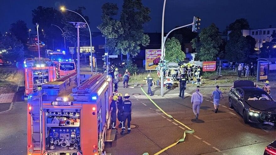 Unfallstelle in Rudow am Donnerstagabend: Auch ein Rettungshubschrauber war im Einsatz.