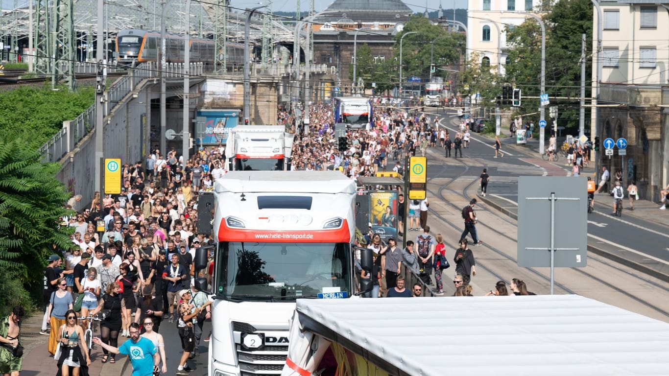 Teilnehmer der Großdemonstration "Tolerade" ziehen vom Bahnhof Neustadt zur Marienbrücke.