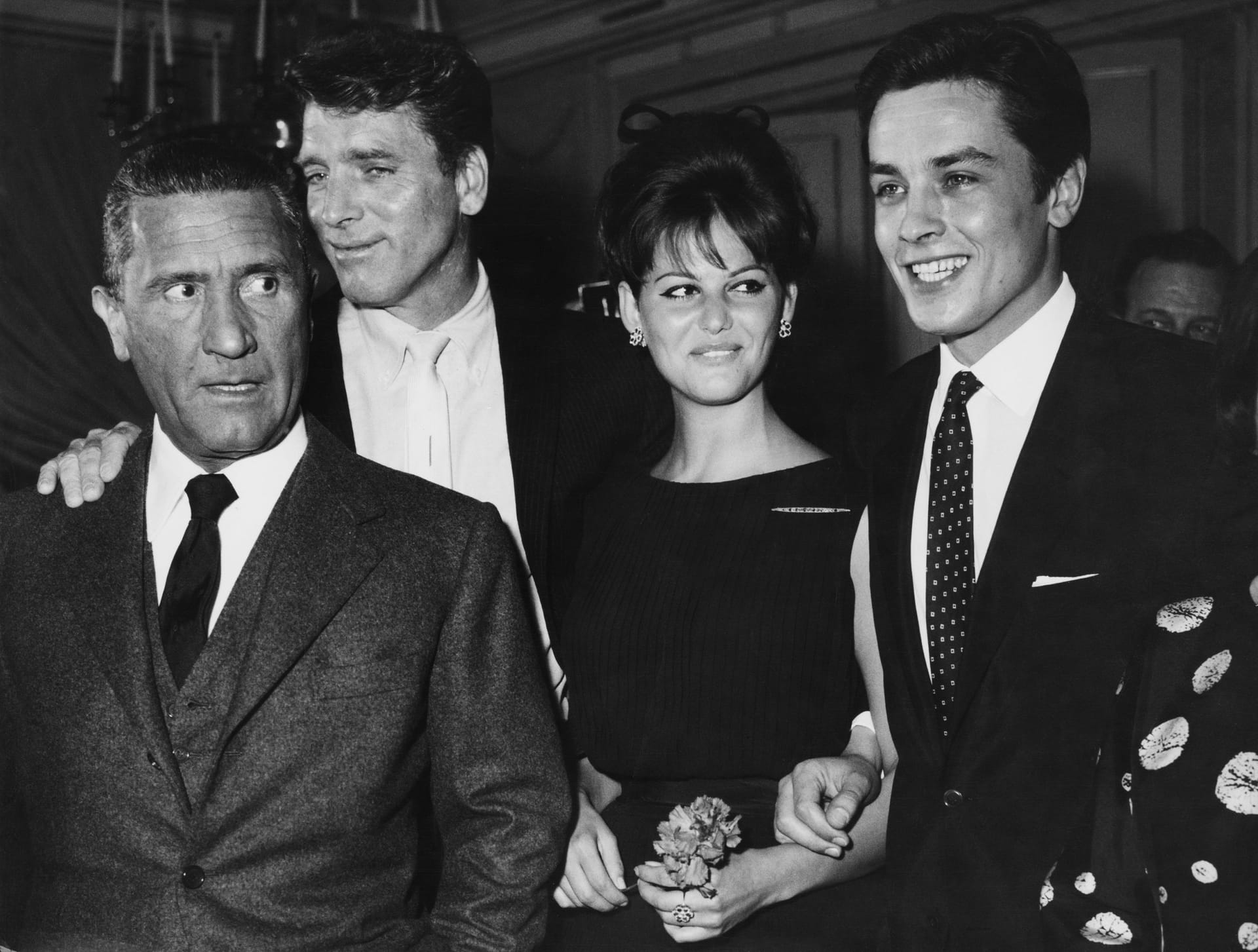 Die Schauspieler Paolo Stoppa (l.), Burt Lancaster, Claudia Cardinale und Alain Delon im Mai 1962 während einer Pressekonferenz zum Film "The Leopard", der zu den Aushängeschildern Delons Karriere werden sollte.