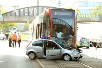 Ein Pkw und eine Straßenbahn sind am späten Nachmittag in der Eduard-Schopf-Allee in der Bremer Überseestadt zusammengestoßen.